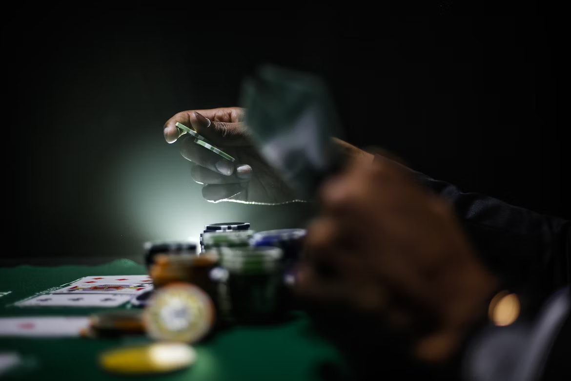 The Rise of Live Dealer Poker: Bridging the Gap Between Online and Land-Based Casinos